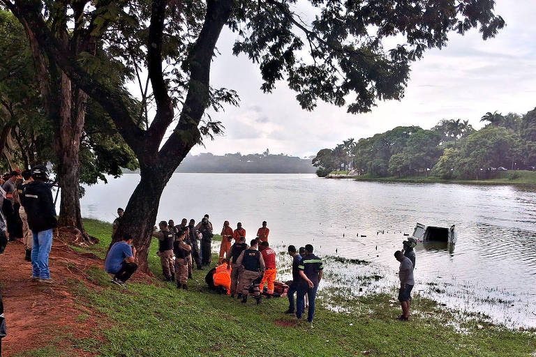 Socorristas trabalham para resgatar o corpo de um homem que morreu após cair com carro na Lagoa da Pampulha, em Belo Horizonte