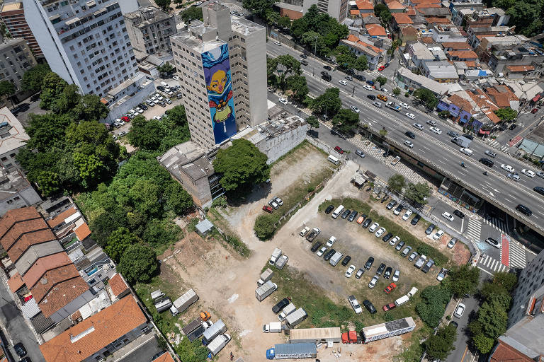 Terreno do Grupo Silvio Santos ao lado do Teatro Oficina tem estacionamento irregular