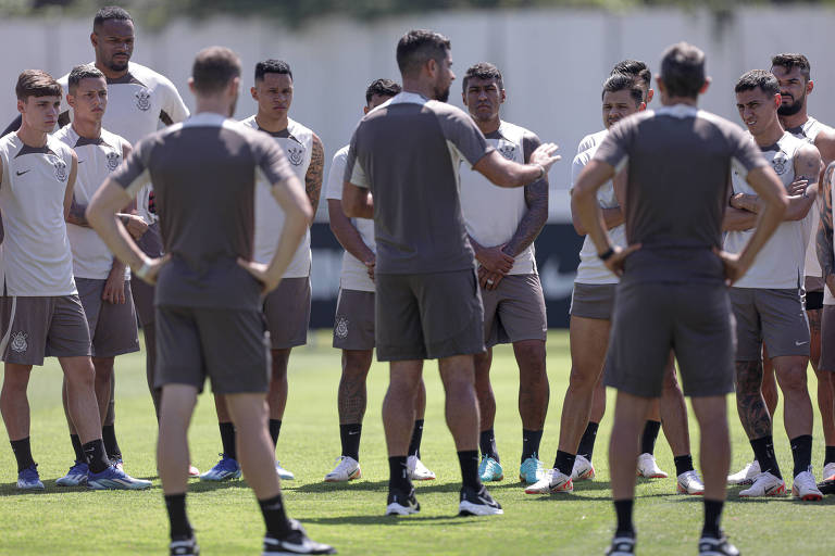 Técnico português António Oliveira conversa com jogadores do Corinthians 