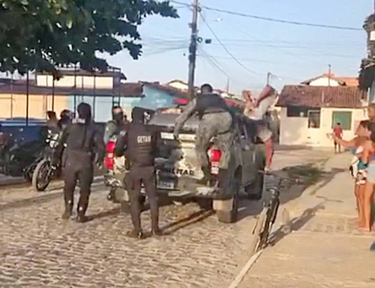 Suspeito algemado tenta fuga ao pular de viatura em Sergipe