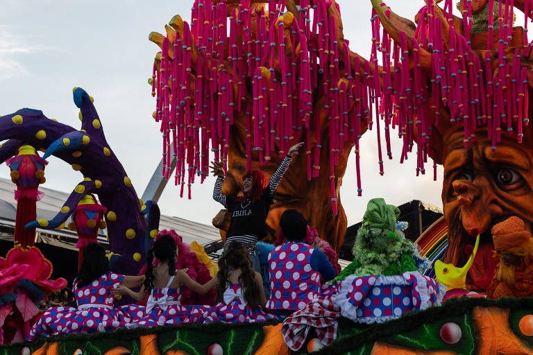 Veja imagens do desfile da Rosas de Ouro no Carnaval 2024