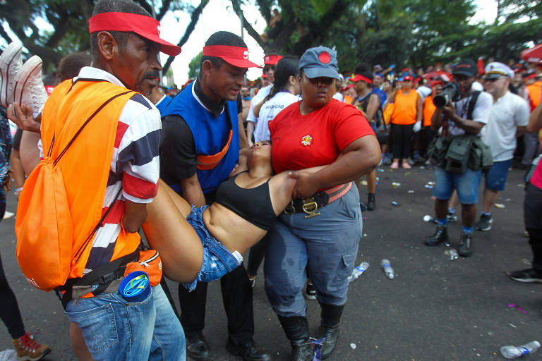 Vilão do Carnaval, calor afeta shows e eleva atendimentos médicos