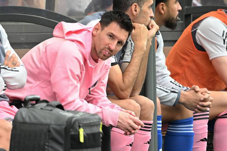 Messi, sentado no banco de reservas em amistoso do Inter Miami em Hong Kong