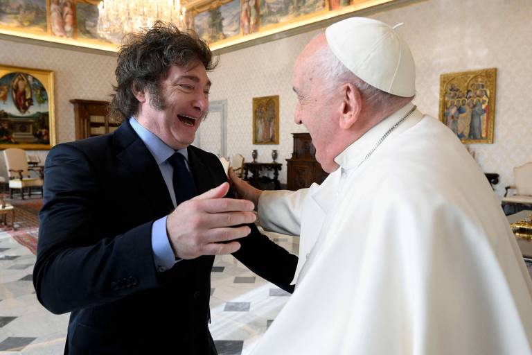 Milei encontra papa Francisco e leva alfajores e biscoitos para reatar laços