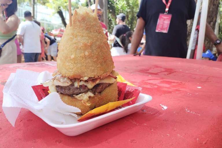 'Coxiburguer' a R$ 40 ajuda a reanimar foliões na região do Ibirapuera, em São Paulo