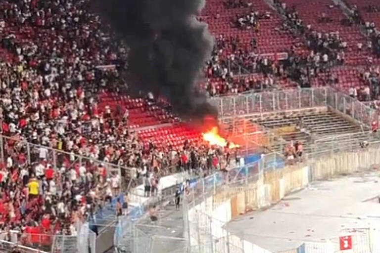 Supercopa do Chile é suspensa por violência e fogo no estádio