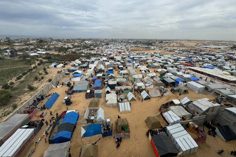 Fotografia aérea mostra acampamento de refugiados palestinos em Rafah, cidade no sul da Faixa de Gaza.