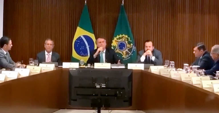 Frame de vídeos apreendidos pela Polícia Federal  no computador do tenente-coronel Mauro Cid, ex-ajudante de ordens de Jair Bolsonaro  (PL), mostram uma reunião em que o ex-presidente convoca seus ministros a fazerem "alguma coisa" antes das eleições  presidenciais de 2022 para impedir a vitória de Lula 