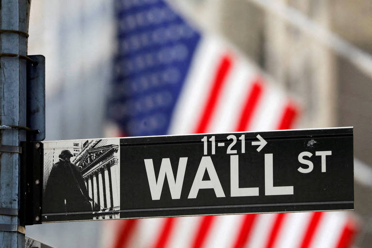 Placa indica a rua Wall Street em Nova York