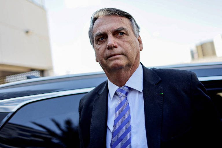 O ex-presidente Jair Bolsonaro, um homem branco de terno preto e camisa social clara