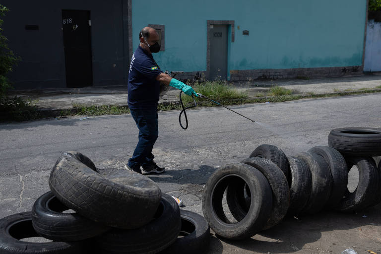 Agente de saúde da Prefeitura do Rio de Janeiro faz vistoria em casas e ruas do bairro Madureira, que fica na zona norte da cidade. Cidade vive uma epidemia da doença