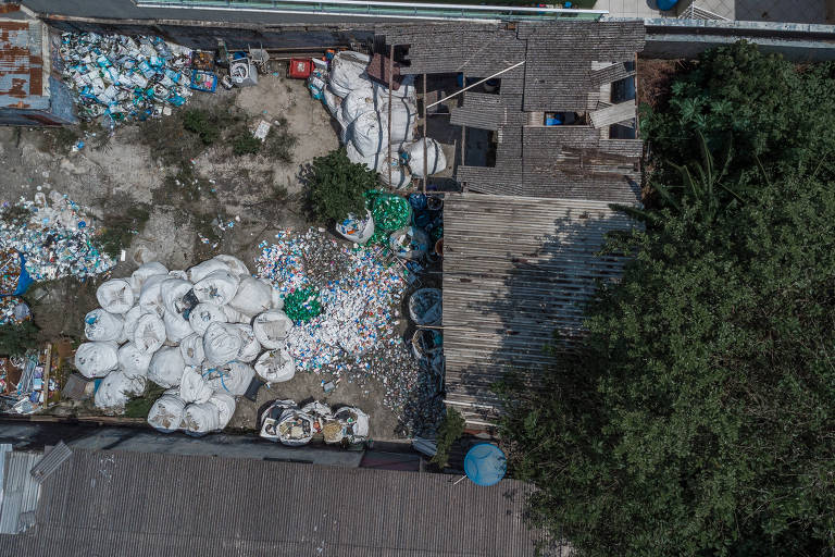 Depósito de reciclagem abandonado na rua São João do Cariri, em Itaquera, na zona leste da capital paulista