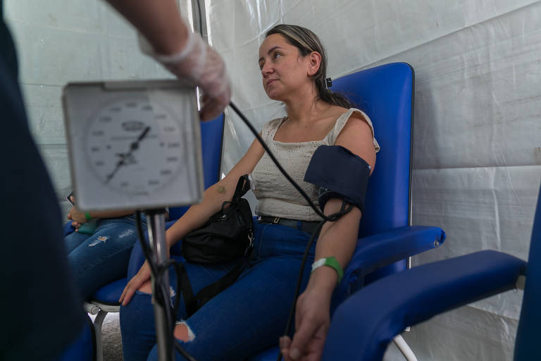 A auxiliar de enfermagem Gabriela Rodrigues, 32, faz  exame diagnóstico para dengue na tenda montada dentro da UPA 26 de Agosto, região de Itaquera, zona leste da capital paulista