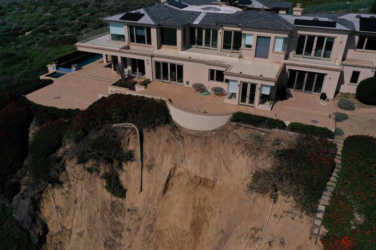 Mansões ficam à beira do precipício na Califórnia após deslizamento de terra; veja vídeo