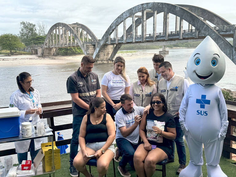 Secretário municipal de Saúde, Daniel Soranz aplica primeira dose da vacina Qdenga na moradora de Guaratiba, Pauliane Soares, nesta sexta-feira (16).