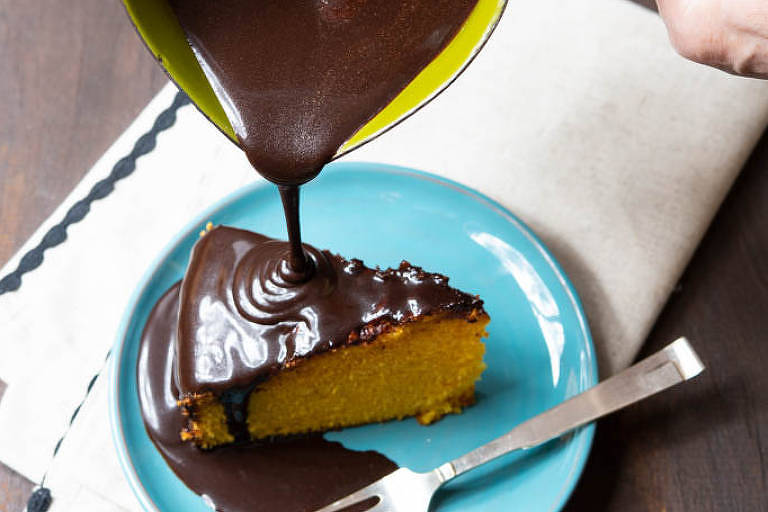 Bolo de cenoura com calda de chocolate