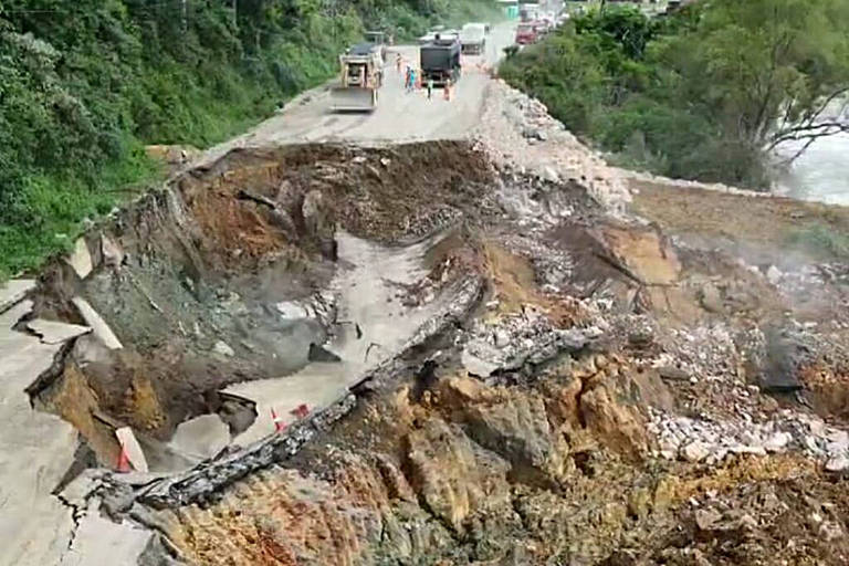 Deslizamento de terra arrasta trecho da BR-470 para dentro de rio em SC