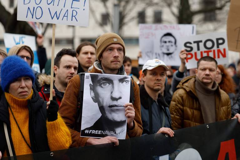 Manifestantes protestam em Berlim após a morte de Alexei Navalni em uma prisão russa 