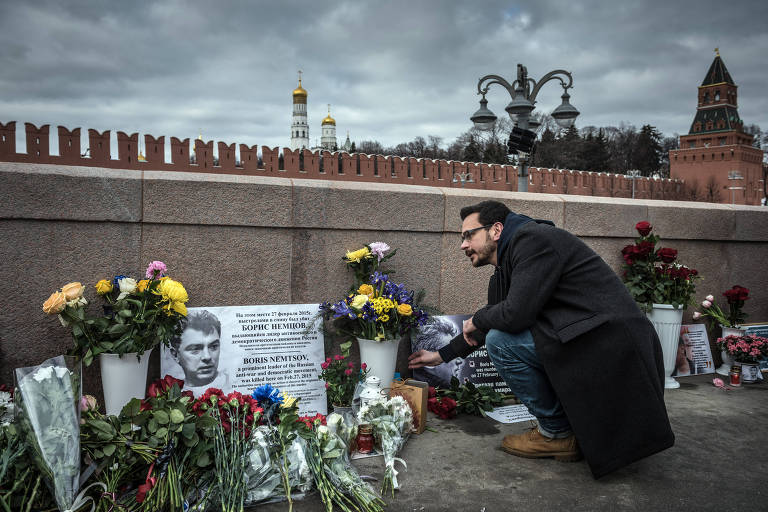 Memorial ao opositor do regime russo Boris Nemtsov no local onde ele foi morto, fora do Kremlin, em Moscou, em 27 de fevereiro de 2022, sétimo aniversário de seu assassinato. Mikhail Fishman, um jornalista russo liberal exilado em Amsterdam, ouviu de um assessor de Alexei Navalni que ele tinha lido o seu novo livro sobre Nemtsov