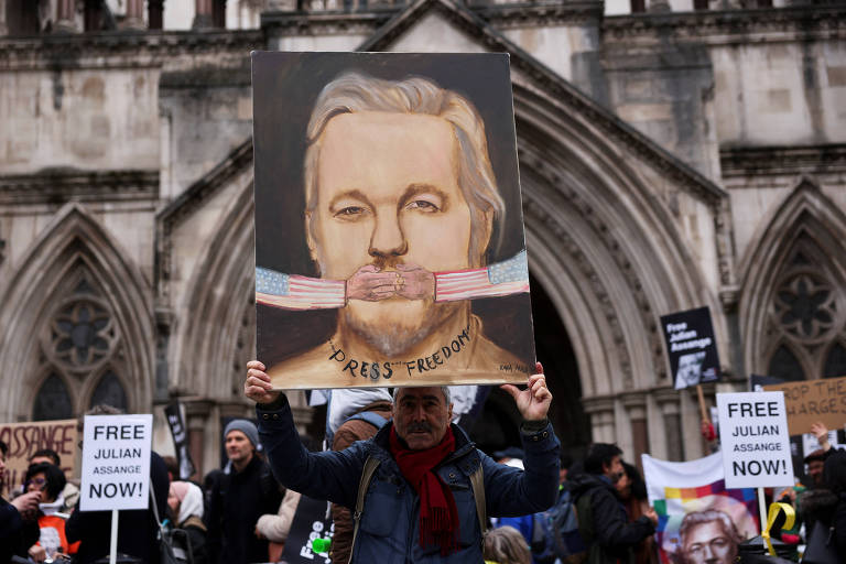 Apoiadores de Julian Assange protestam frente a corte em Londres