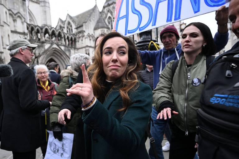 Esposa do fundador do WikiLeaks, Julian Assange, Stella Assange gesticula ao deixar o Supremo Tribunal da Grã-Bretanha, no centro de Londres, durante uma pausa no processo. O fundador do WikiLeaks, Julian Assange, esteve ausente do tribunal, que ouviu seu apelo final contra a extradição para os Estados Unidos para enfrentar julgamento por publicar arquivos militares e diplomáticos secretos