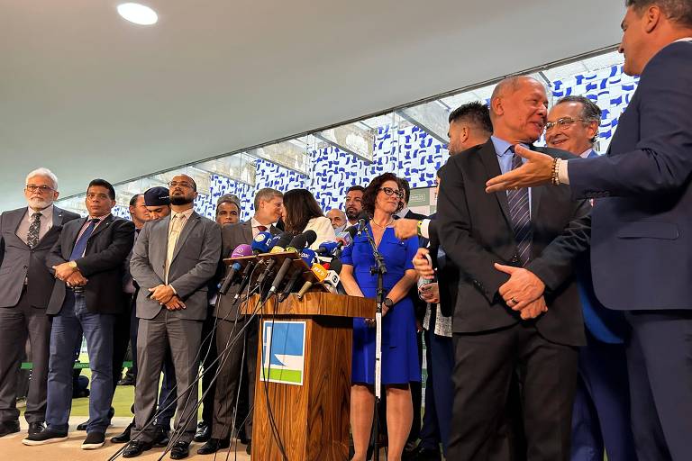 Deputados enfileirados, durante entrevista coletiva