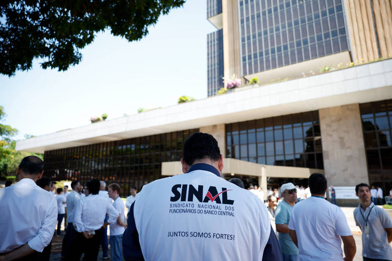 Servidores fazem protesto em frente à sede do Banco Central