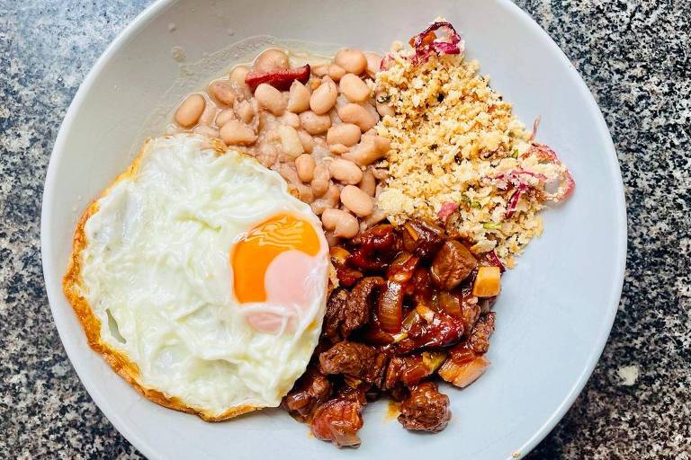 Picadinho, arroz (embaixo do feijão, pois é o jeito certo), feijão, farofa e ovo: 5 comidas no mesmo prato, 5 panelas sujas, uma manhã inteira de trabalho na cozinha