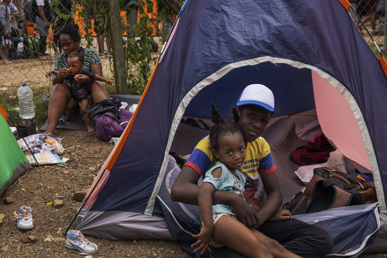 Menino migrante de 13 anos cruza floresta perigosa com a família e sonha em meio a tragédias