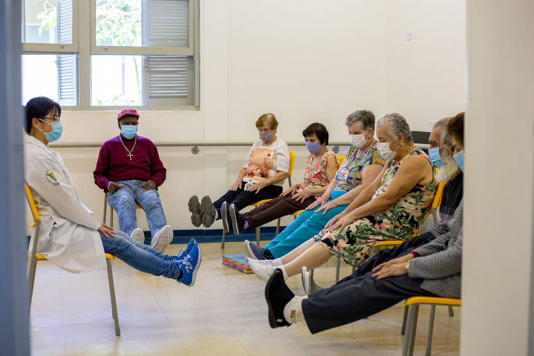 Idosos participando de aula de exercícios físicos