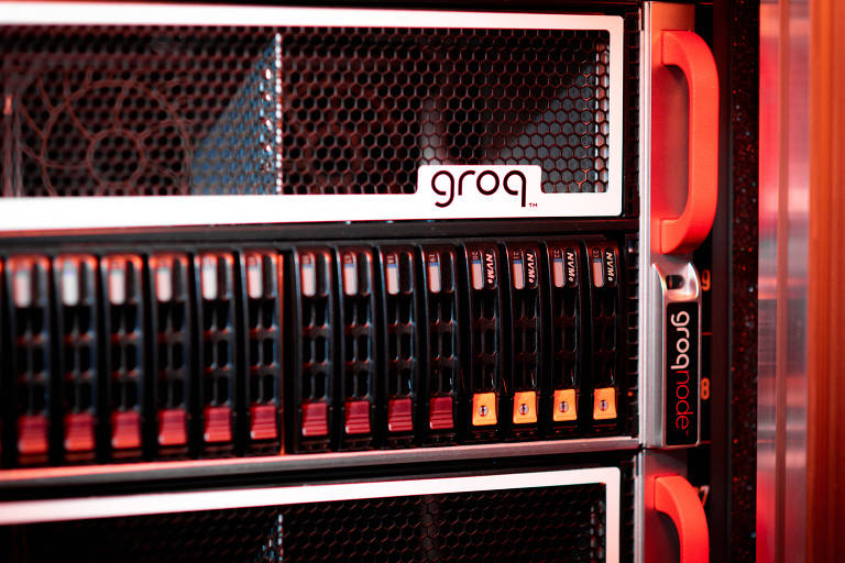 Foto de supercomputador da Groq, em Mountain View, California