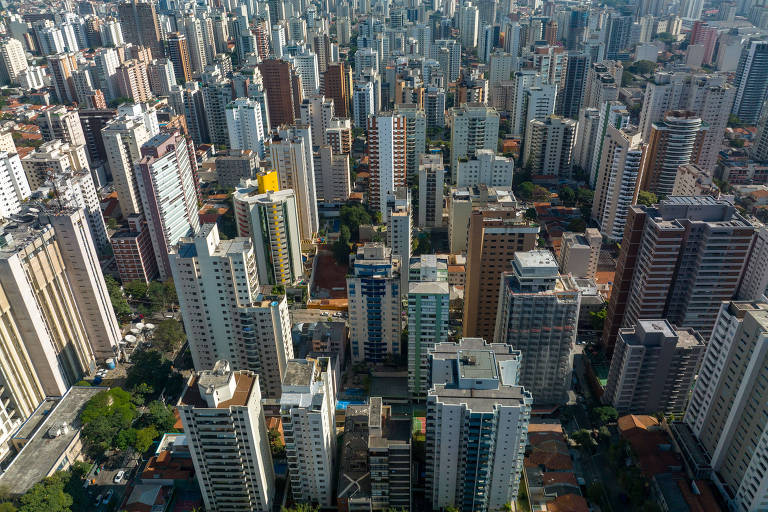 Imagem aérea mostra diversos prédios