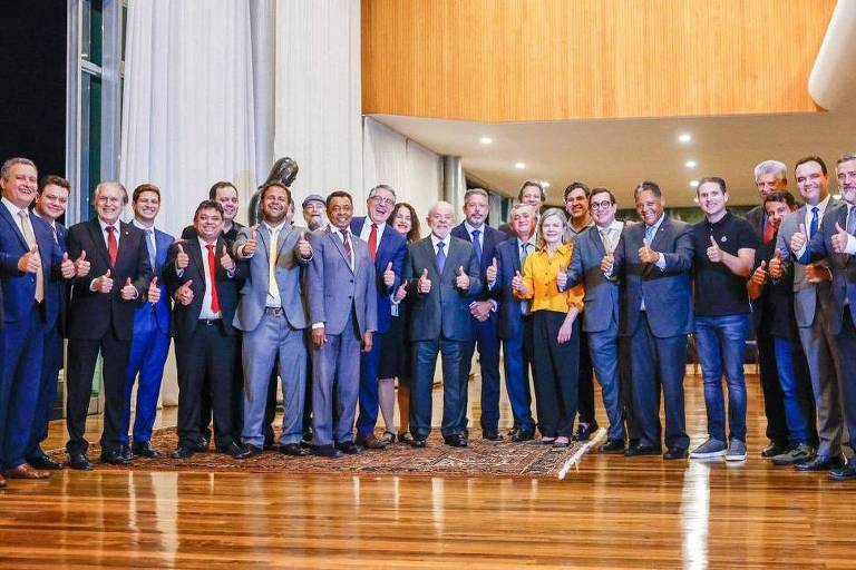 O presidente Lula com vários deputados em um dos salões do Palácio da Alvorada.