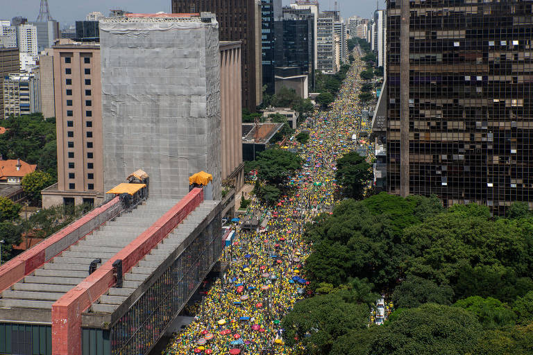 Manifestantes em favor do ex-presidente Bolsonaro durante ano na avenida Paulista, em São Paulo