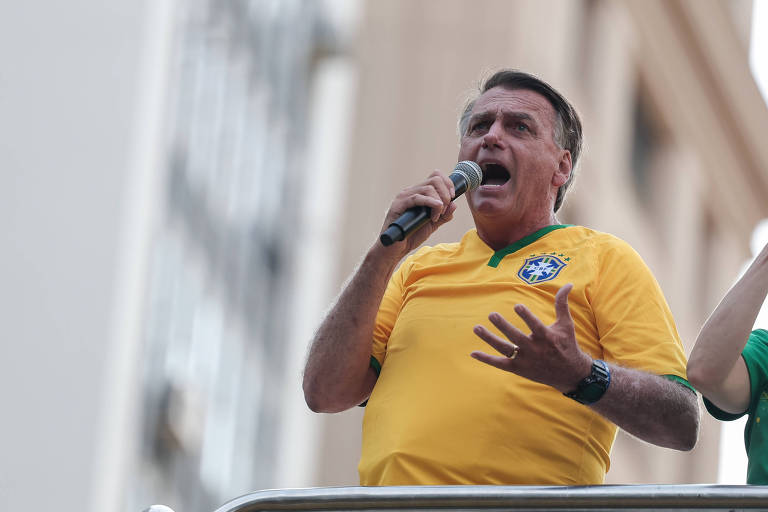 Jair Bolsonaro durante discurso na avenida Paulista, em São Paulo, neste domingo (25)