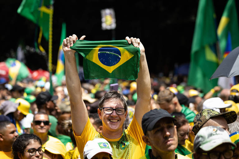 Bolsonaro reúne milhares de apoiadores na Paulista