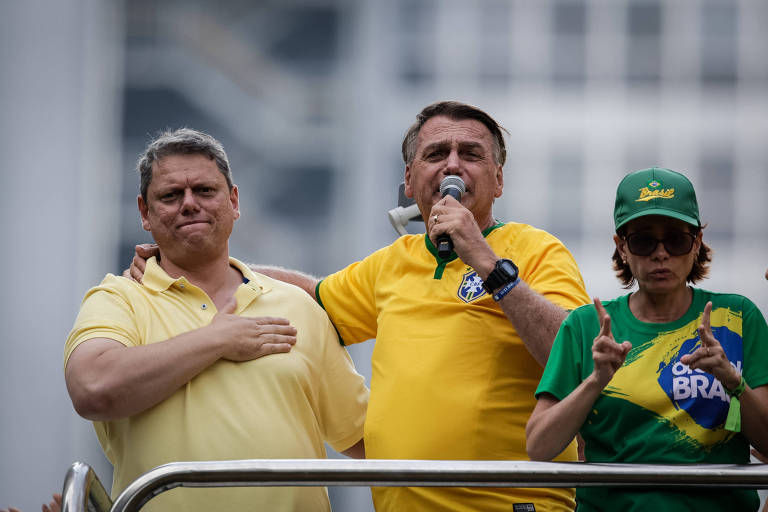 Tarcísio de Freitas e Bolsonaro, ao lado de intérprete de Libras, no ato da Paulista