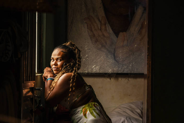 Retrato mostra Pauliana sentada em uma cadeira diante da janela. A luz que entra ilumina seu rosto e ombros enquanto o resto do ambiente aparece na penumbra 