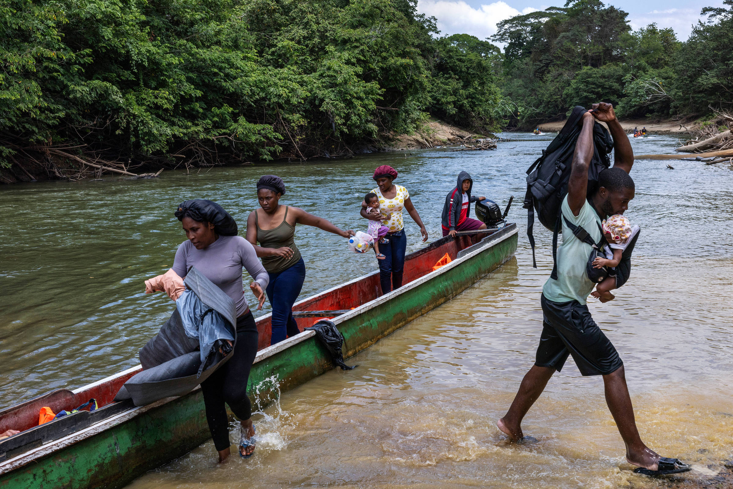 Família de imigrantes haitianos desembarca na Estação de Recepção Migratória de Lajas Blancas, no Panamá