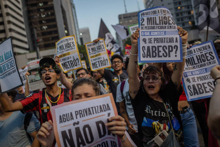 Movimentos sociais e estudantis se manifestam na Avenida Paulista contra a privatização da Sabesp