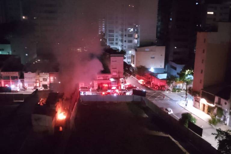 Bombeiros encontram vítima carbonizada em incêndio no bairro Santa Cecília (SP)