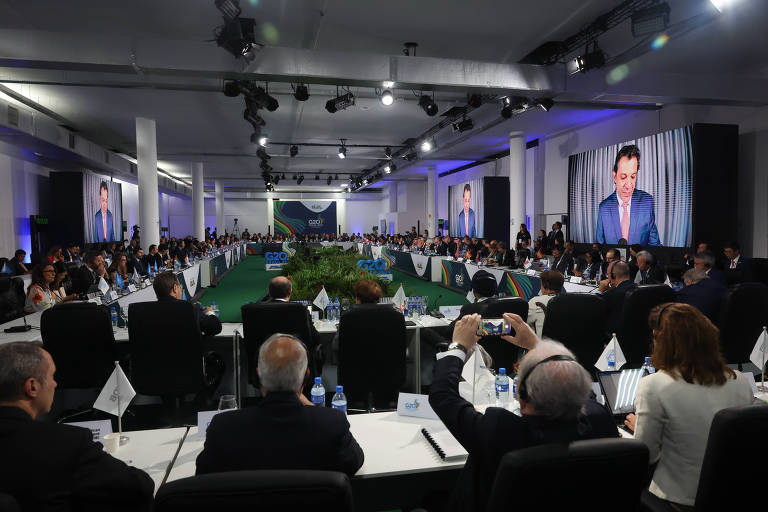 O ministro Fernando Haddad fala por vídeo na reunião do G20 nesta quarta (28), na Bienal no Ibirapuera.