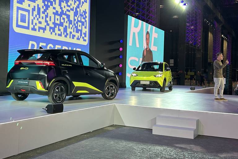 Luciano Huck apresenta o BYD Dolphin durante evento em São Paulo.