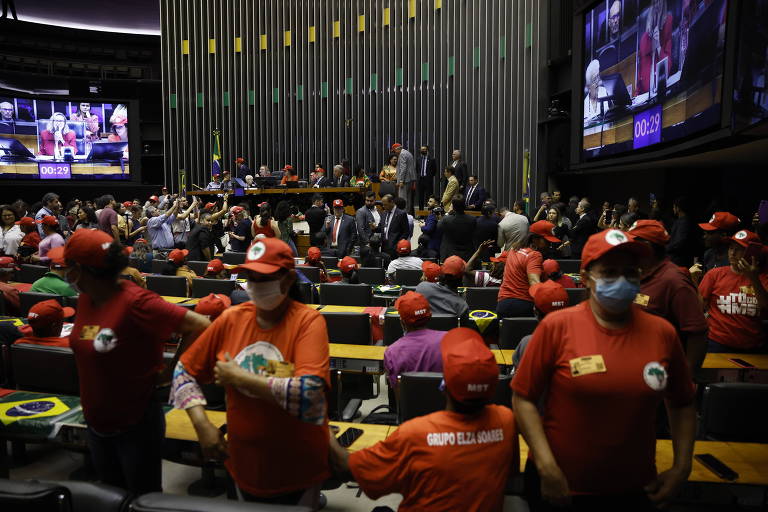 Deputados do PT reagem a ofensiva contra MST e propõem punir grileiros