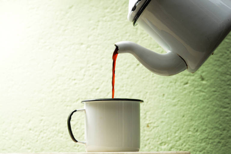 Café sendo servido em uma xícara branca