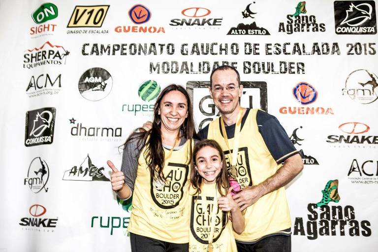 A escaladora Amanda Criscuoli Tavares, competindo desde criança, ao lado dos pais Fabiane e Deivis