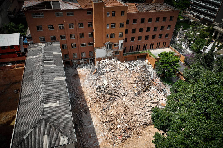 Imagem do alto mostra terreno com escombros entre prédios