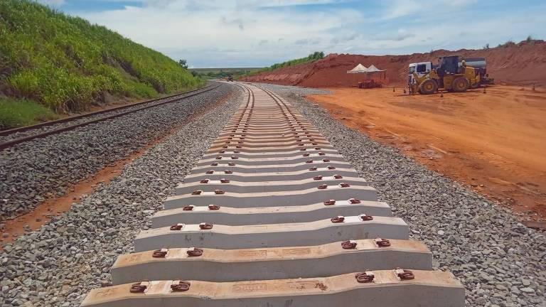 Ferrovia estadual em Mato Grosso ganha primeiros quilômetros de trilhos
