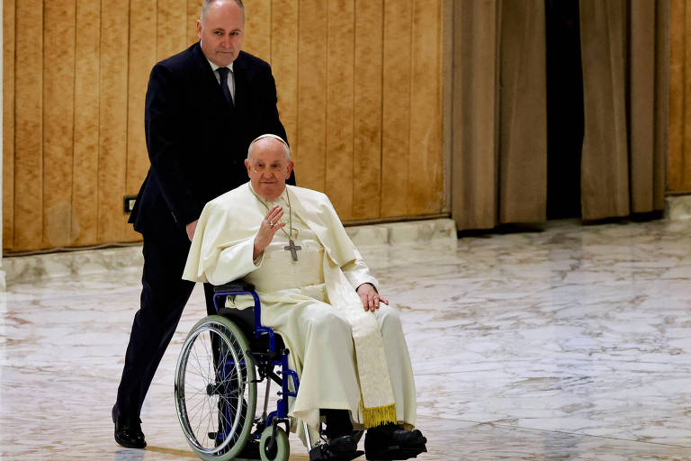 O papa Francisco chega para sua audiência semanal no Vaticano 