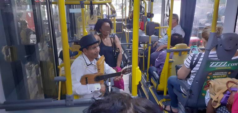 Sons de S.Paulo: Músico toca dentro de ônibus